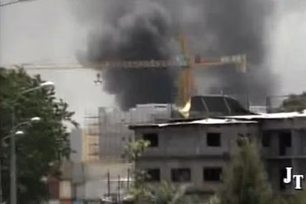 Khói mù mịt sau vụ nổ kho vũ khí.