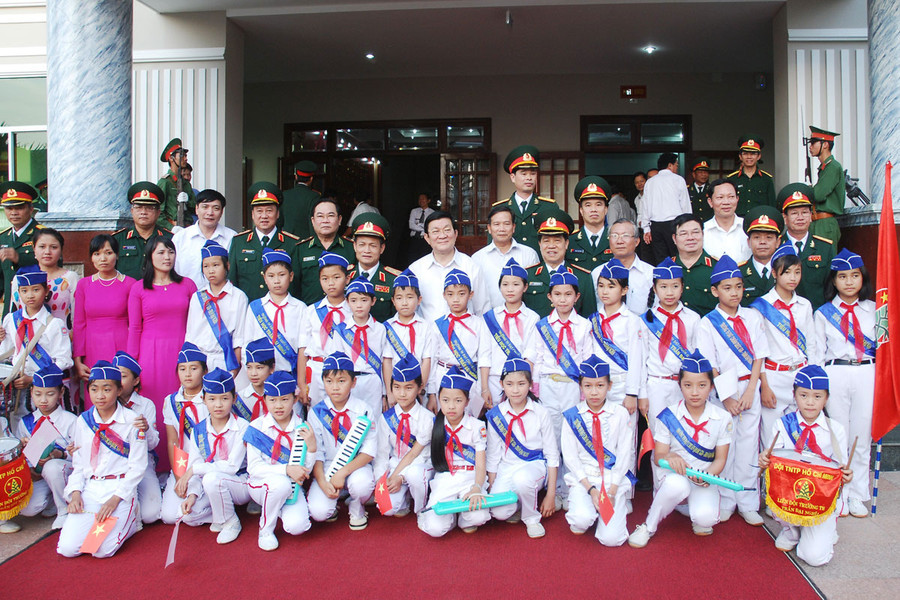 Chủ tịch nước chụp ảnh lưu niệm với các cháu thiếu nhi và lãnh đạo Binh đoàn 15. Chủ tịch nước chụp ảnh lưu niệm với các cháu thiếu nhi và lãnh đạo Binh đoàn 15.