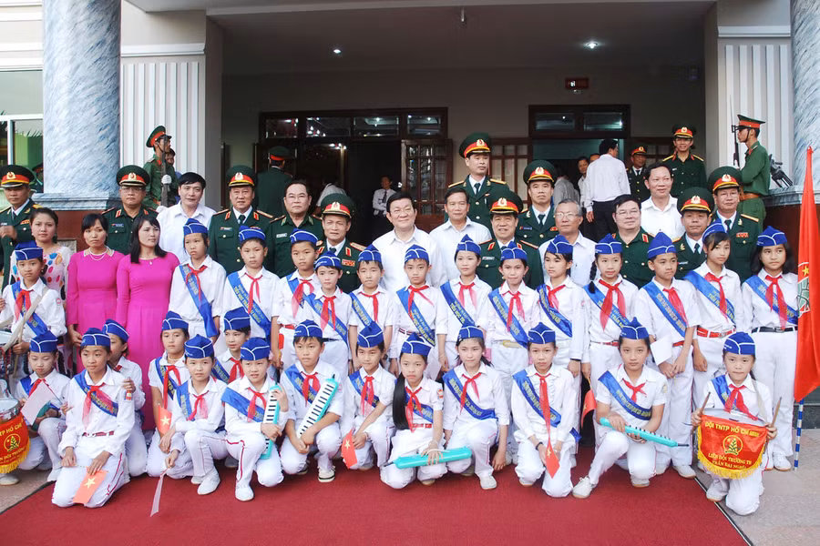 Chủ tịch nước chụp ảnh lưu niệm với các cháu thiếu nhi và lãnh đạo Binh đoàn 15.