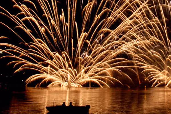 Màn bắn pháo hoa rực rỡ trên sông Hàn năm 2011.