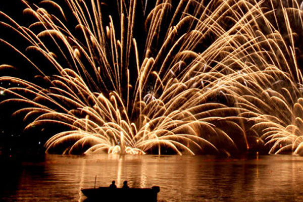 Màn bắn pháo hoa rực rỡ trên sông Hàn năm 2011. Màn bắn pháo hoa rực rỡ trên sông Hàn năm 2011.