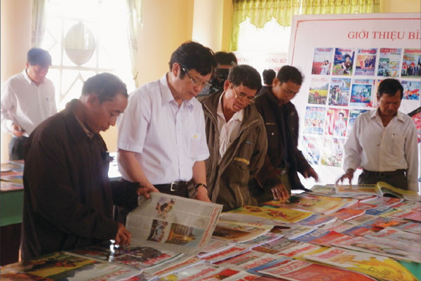 Độc giả đón đọc Báo Xuân. Ảnh: Trần Dung Độc giả đón đọc Báo Xuân. Ảnh: Trần Dung