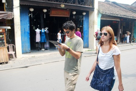 Du khách vừa đi vừa dễ dàng lướt web ở đô thị cổ Hội An Du khách vừa đi vừa dễ dàng lướt web ở đô thị cổ Hội An