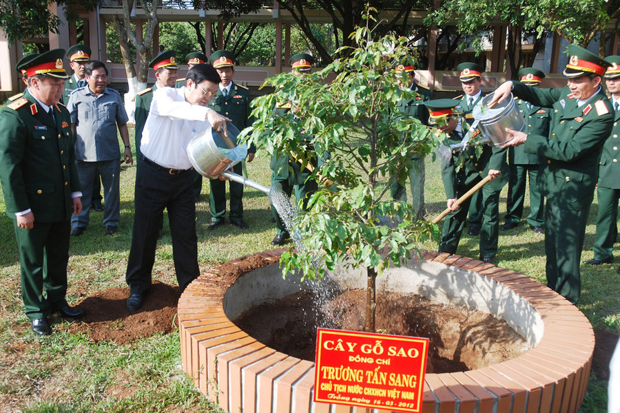 Chủ tịch nước trồng cây lưu niệm tại Binh đoàn 15. Chủ tịch nước trồng cây lưu niệm tại Binh đoàn 15.