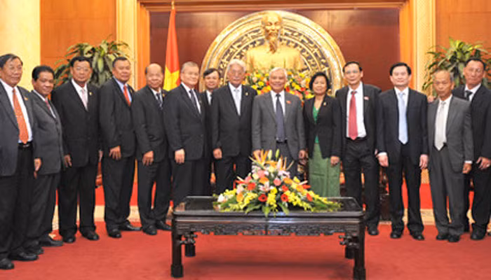 Phó chủ tịch QH Uông Chu Lưu với Đoàn đại biểu Ủy ban Lập pháp và Tư pháp QH Vương quốc Campuchia. Phó chủ tịch QH Uông Chu Lưu với Đoàn đại biểu Ủy ban Lập pháp và Tư pháp QH Vương quốc Campuchia.