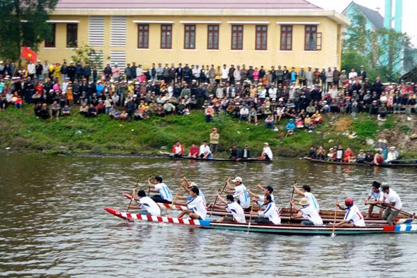 Lễ hội đua thuyền của ngư dân vùng sông nước Thừa Thiên-Huế ngày càng thu hút đông đảo khách du lịch. Ảnh: Bùi Oanh