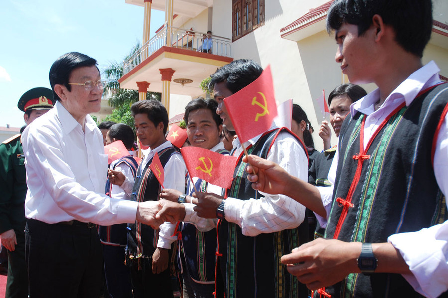 Chủ tịch nước thăm công nhân là người DTTS tại Binh đoàn 15. Chủ tịch nước thăm công nhân là người DTTS tại Binh đoàn 15.