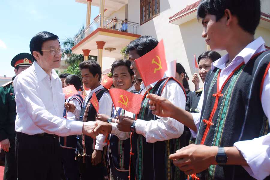 Chủ tịch nước thăm công nhân là người DTTS tại Binh đoàn 15.