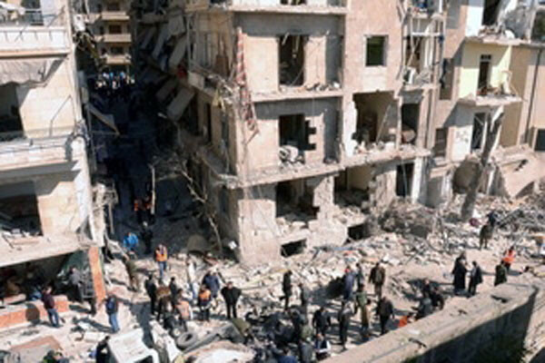 Hiện trường một vụ đánh bom xe ôtô tại Aleppo-thành phố lớn thứ hai của Syria-nhằm vào các văn phòng an ninh chính trị.