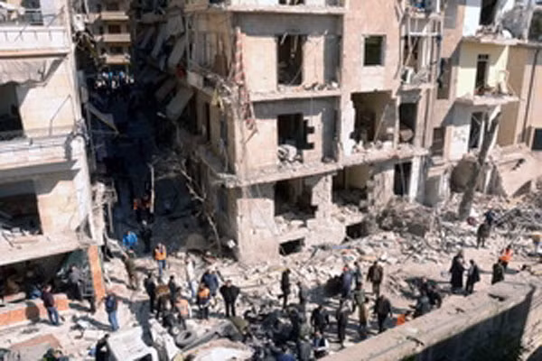 Hiện trường một vụ đánh bom xe ôtô tại Aleppo-thành phố lớn thứ hai của Syria-nhằm vào các văn phòng an ninh chính trị.