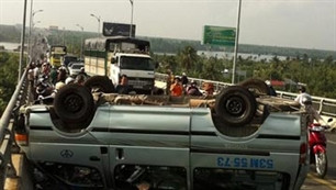 Chiếc xe nằm chổng ngược lên trời