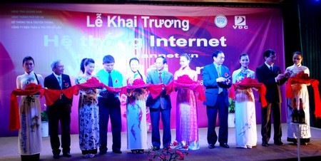 Lãnh đạo tỉnh Quảng Nam, TP Hội An và VDC cắt băng khai trương hệ thống internet wifi miễn phí lần đầu tiên tại VN Lãnh đạo tỉnh Quảng Nam, TP Hội An và VDC cắt băng khai trương hệ thống internet wifi miễn phí lần đầu tiên tại VN