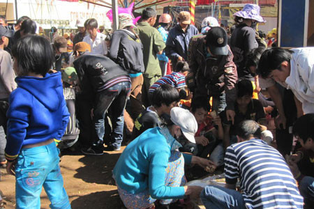 Những “xới” bầu cua thu hút nhiều người tham gia. Ảnh: Ngọc Linh