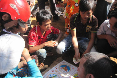 Nhiều trẻ em tham gia với mỗi lần đặt ít nhất cũng 10.000 đồng. Ảnh: Ngọc Linh