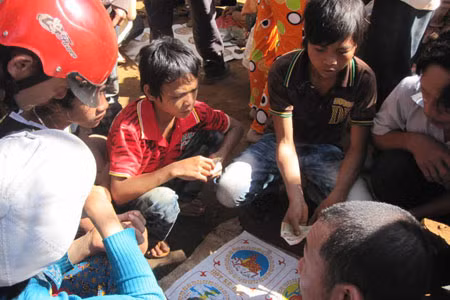 Nhiều trẻ em tham gia với mỗi lần đặt ít nhất cũng 10.000 đồng. Ảnh: Ngọc Linh