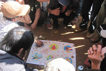 Mỗi lần đặt ít nhất cũng 50.000 đồng. Ảnh: Ngọc Linh