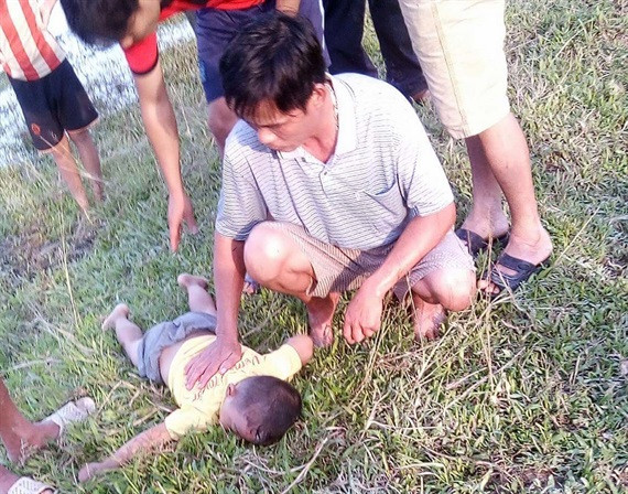 Người dân tích cực cấp cứu tại chỗ nhưng 2 nạn nhân không qua khỏi. Người dân tích cực cấp cứu tại chỗ nhưng 2 nạn nhân không qua khỏi.