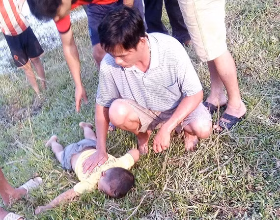 Người dân tích cực cấp cứu tại chỗ nhưng 2 nạn nhân không qua khỏi.