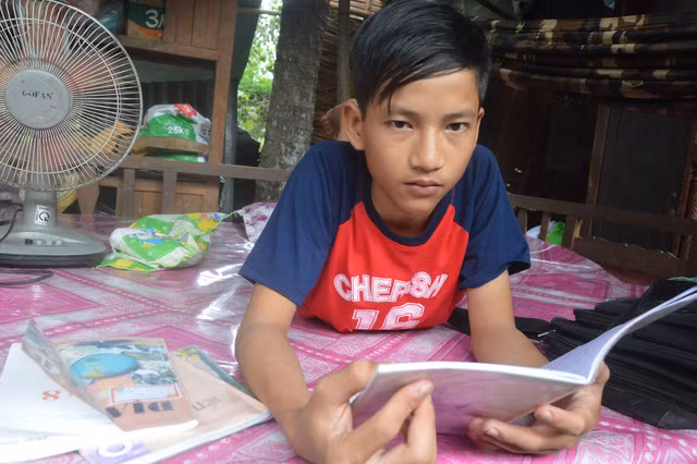 Nhà nghèo đến chiếc bàn học Toàn cũng không có.