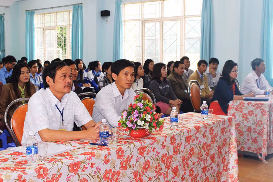  Các đại biểu và học sinh tham gia lễ khai mạc. Ảnh: Nguyễn Giang