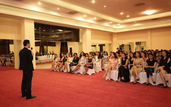 Các người đẹp gặp gỡ đại diện BTC để nghe phổ biến về quy chế, hướng dẫn thí sinh cũng như lịch trình cụ thể cho những ngày thi tới. Các người đẹp gặp gỡ đại diện BTC để nghe phổ biến về quy chế, hướng dẫn thí sinh cũng như lịch trình cụ thể cho những ngày thi tới.