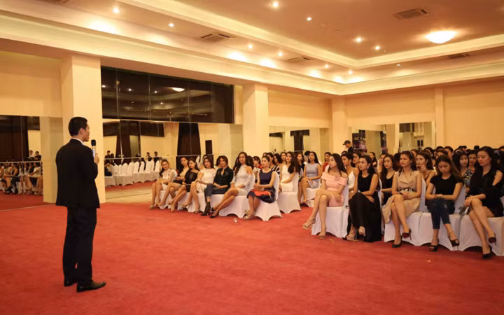  Các người đẹp gặp gỡ đại diện BTC để nghe phổ biến về quy chế, hướng dẫn thí sinh cũng như lịch trình cụ thể cho những ngày thi tới.