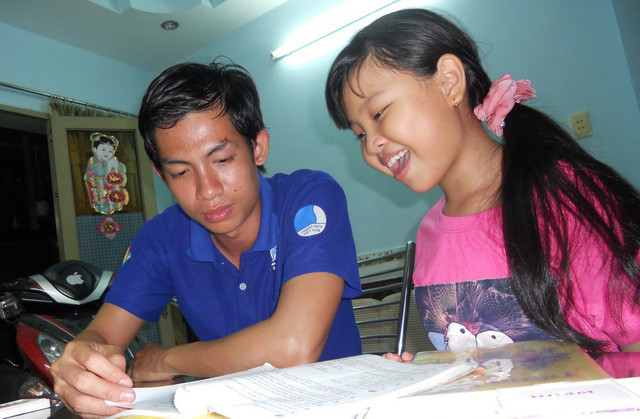 Bạn Lầu Minh Coóng làm gia sư cho bé Vương Gia Hân. Bạn Lầu Minh Coóng làm gia sư cho bé Vương Gia Hân.