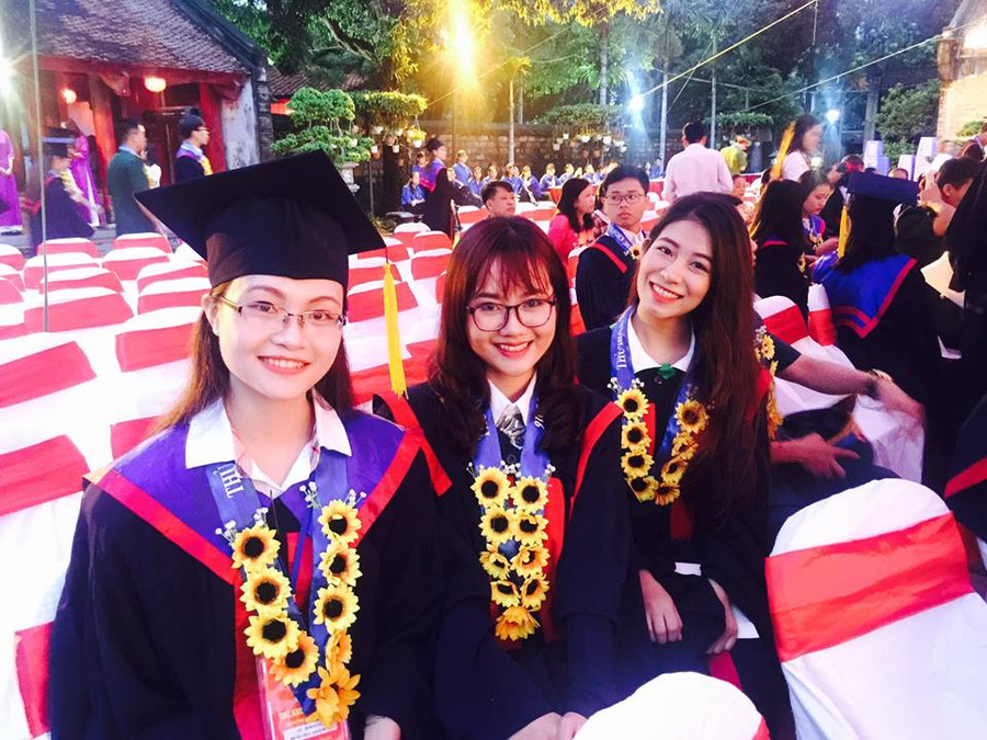 Thế Thị Minh Tâm (ngoài cùng bên trái). Thế Thị Minh Tâm (ngoài cùng bên trái).
