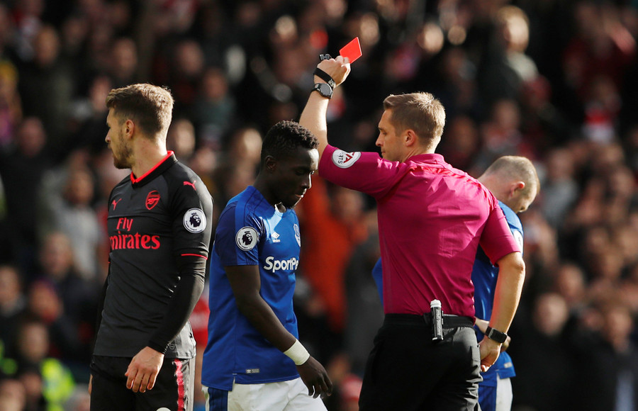 Idrissa Gana Gueye (xanh) nhận thẻ đỏ sau pha vào bóng nguy hiểm với Xhaka. Ảnh: REUTERS  Idrissa Gana Gueye (xanh) nhận thẻ đỏ sau pha vào bóng nguy hiểm với Xhaka. Ảnh: REUTERS