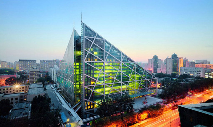  Mặt bên ngoài bằng kính cho phép rất nhiều ánh sáng tự nhiên chiếu sáng nội thất.