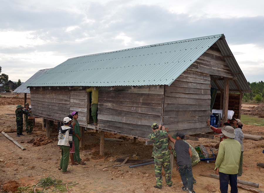 Giúp dân Plei Bông di dời nhà ở, quy hoạch lại dân cư gắn với kinh tế vườn. Ảnh: Đức Phương