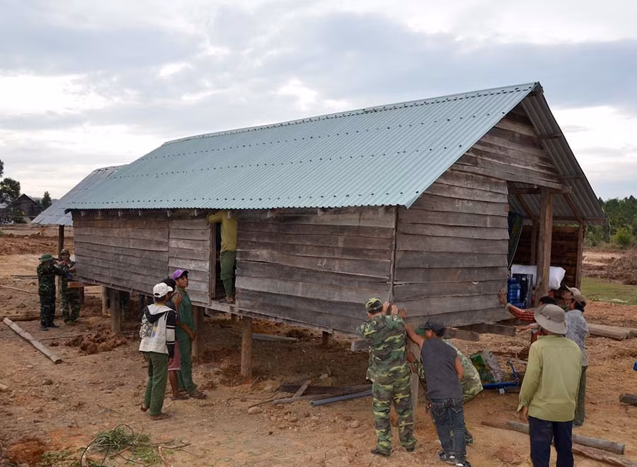 Giúp dân Plei Bông di dời nhà ở, quy hoạch lại dân cư gắn với kinh tế vườn. Ảnh: Đức Phương