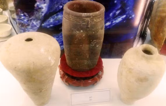 Hiện vật gốm cổ Bình Định còn nguyên vẹn được trục vớt từ con tàu chở gốm cổ bị đắm tại cảng Thị Nại (Bình Định)