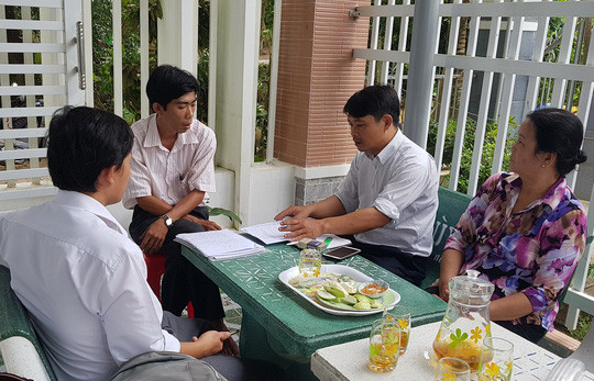 Đại diện các hụi viên của bà Nhung trình bày sự việc với phóng viên Báo Người Lao Động