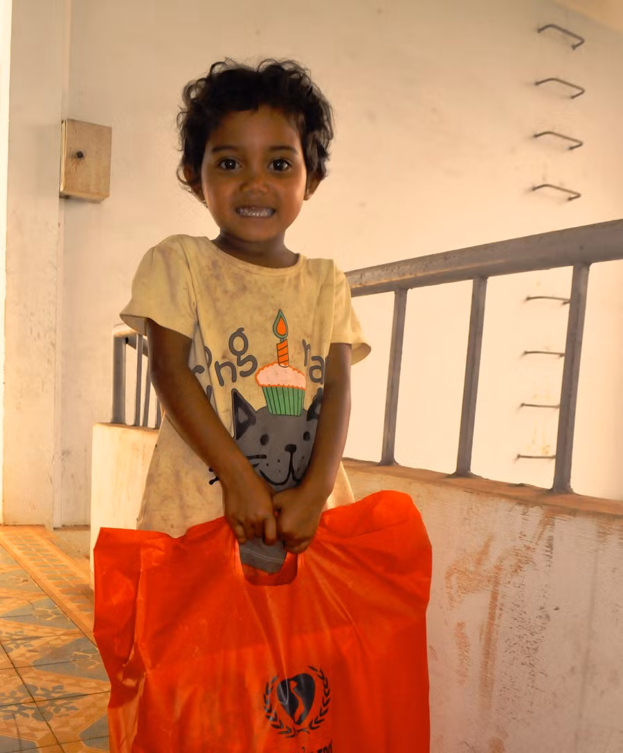 Sự quan tâm, động viên từ công đồng sẽ giúp các em có hoàn cảnh như Thac vượt qua mất mát để sống vui vẻ, lạc quan. Ảnh: Trần Dung