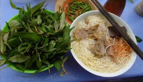 Tô bún giản dị với rau ăn kèm độc đáo của quán bún bò Phan Thiết. 