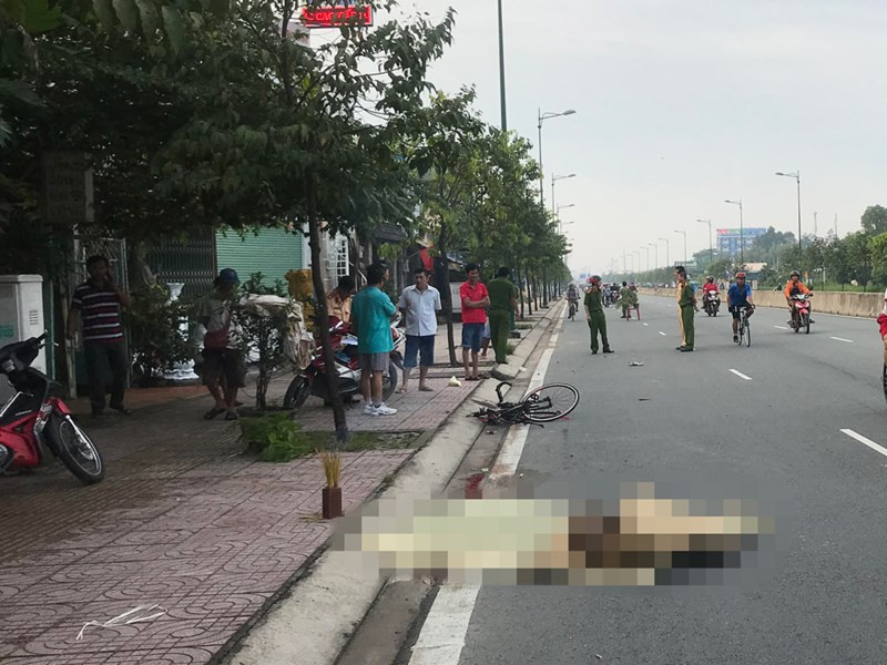 Người đàn ông đi xe đạp thể thao trên đường Phạm Văn Đồng thì bị xe ô tô tông trúng, tử vong. Người đàn ông đi xe đạp thể thao trên đường Phạm Văn Đồng thì bị xe ô tô tông trúng, tử vong.