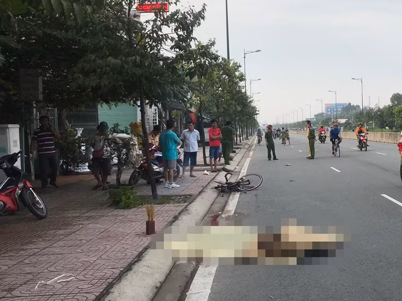 Người đàn ông đi xe đạp thể thao trên đường Phạm Văn Đồng thì bị xe ô tô tông trúng, tử vong.