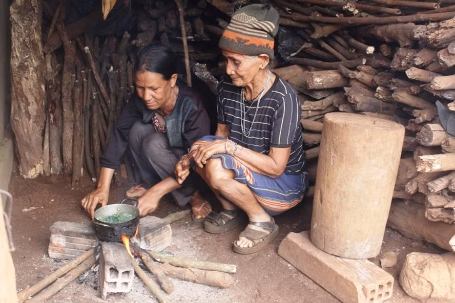Chị Siu Jeh (trái) thăm bà Rơ Chăm Cir - người bị bệnh phong. Chị Siu Jeh (trái) thăm bà Rơ Chăm Cir - người bị bệnh phong.