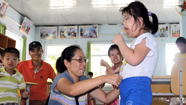 Nobuyo chăm sóc các em ở trung tâm như con ruột của mình.
