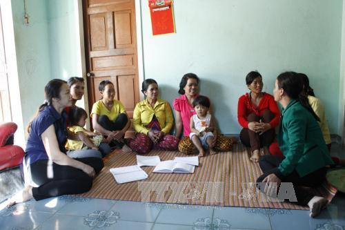 Chi hội phụ nữ làng Khúc Na, xã Sa Bình, huyện Sa Thầy (Kon Tum) với 100% hội viên là người H’Lăng luôn giúp nhau phát triển kinh tế, hỗ trợ nhau đạt các tiêu chí hội, giữ gìn bản sắc dân tộc, trở thành tấm gương sáng cho nhiều chi hội học tập và noi theo. Trong ảnh: Các thành viên của Hội tới thăm hỏi các hộ gia đình trong làng.