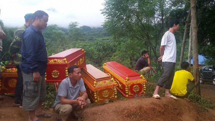 Người thân nén nỗi đau chuẩn bị lo hậu sự cho các nạn nhân xấu số. Người thân nén nỗi đau chuẩn bị lo hậu sự cho các nạn nhân xấu số.