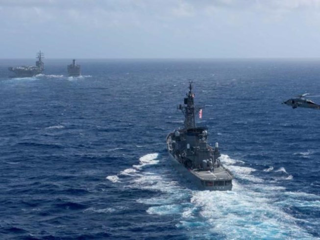 Tàu khu trục Shimkaze của Lực lượng phòng vệ biển Nhật Bản hộ tống tàu sân bay Mỹ USS Ronald Reagan ở vùng biển quanh đảo Okinawa, Tây Nam Triều Tiên.