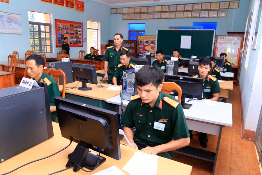 Các thí sinh thực hành thi lý thuyết trên máy tính. Ảnh: Xuân Tính