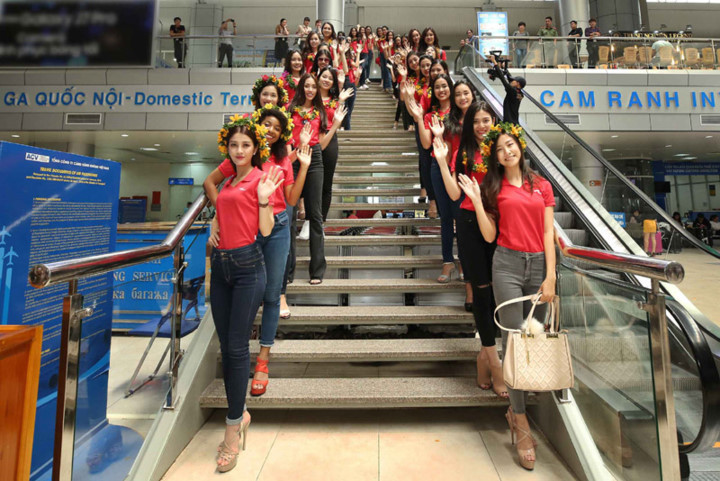 Dù đến từ nhiều vùng miền, tỉnh thành khác nhau nhưng sau quá trình đồng hành cùng cuộc thi tham gia ghi hình chương trình truyền hình thực tế Tôi là Hoa hậu Hoàn vũ Việt Nam, các người đẹp đã trở nên thân thiết và đã cùng chuẩn bị cho vòng bán kết. Dù đến từ nhiều vùng miền, tỉnh thành khác nhau nhưng sau quá trình đồng hành cùng cuộc thi tham gia ghi hình chương trình truyền hình thực tế Tôi là Hoa hậu Hoàn vũ Việt Nam, các người đẹp đã trở nên thân thiết và đã cùng chuẩn bị cho vòng bán kết.