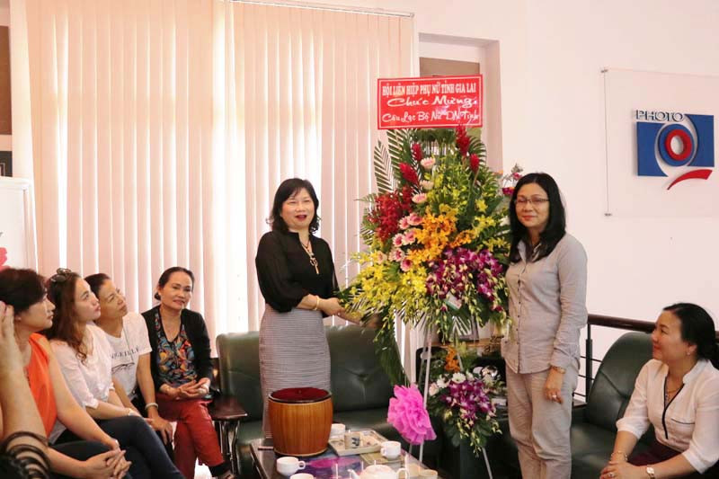 Hội LHPN tỉnh tặng hoa và chúc mừng Câu lạc bộ Nữ doanh nhân tỉnh Gia Lai. Ảnh: H.T Hội LHPN tỉnh tặng hoa và chúc mừng Câu lạc bộ Nữ doanh nhân tỉnh Gia Lai. Ảnh: H.T