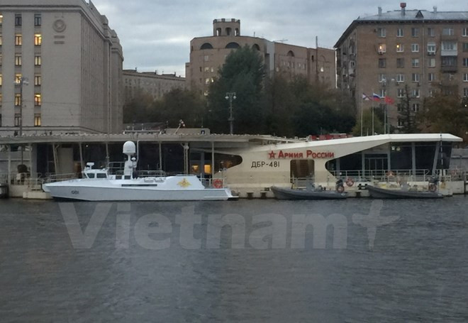 Bãi đỗ trực thăng trên sông, trước cửa trụ sở Bộ Quốc phòng Nga. (Nguồn: Vietnam+)