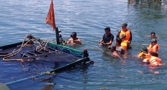 Một tàu câu mực ở tỉnh Quảng Nam bị chìm mới đây (Ảnh minh họa)