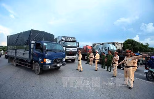 Lái xe mang tiền lẻ trả phí qua Trạm thu phí BOT số 1 Quốc lộ 5 Hưng Yên gây tắc nghẽn giao thông.