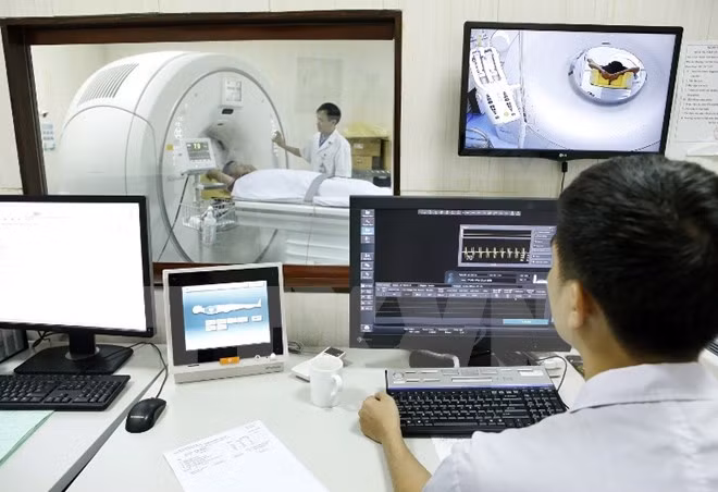 Khám bệnh cho người dân tại Bệnh viện tim Hà Nội.